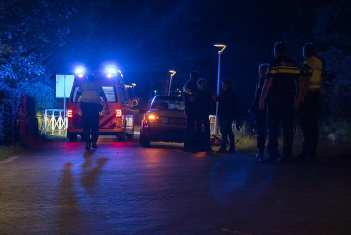 Twee zwaargewonde bij botsing met auto