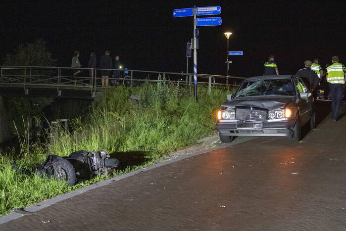 Twee zwaargewonde bij botsing met auto