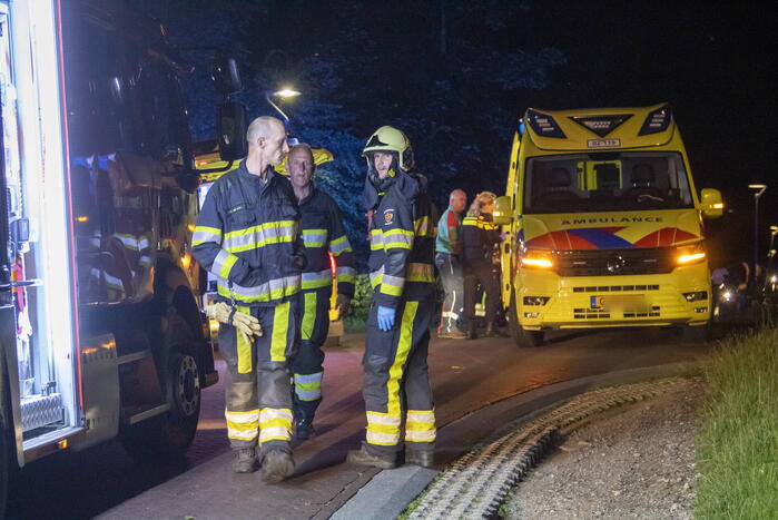 Twee zwaargewonde bij botsing met auto