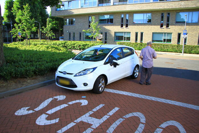 Fietser en automobilist botsen met elkaar