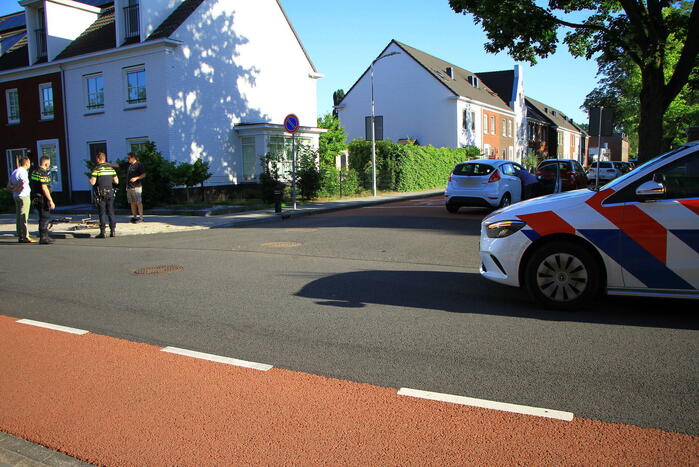 Fietser en automobilist botsen met elkaar