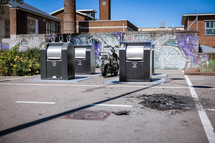 Scooter in vlammen opgegaaan