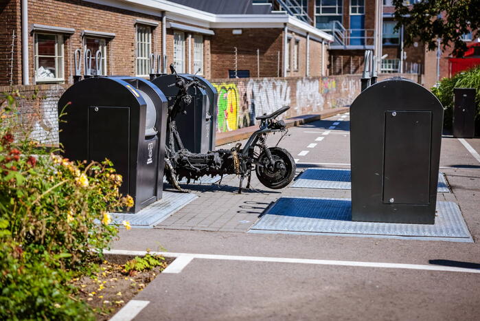 Scooter in vlammen opgegaaan