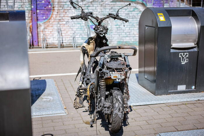 Scooter in vlammen opgegaaan