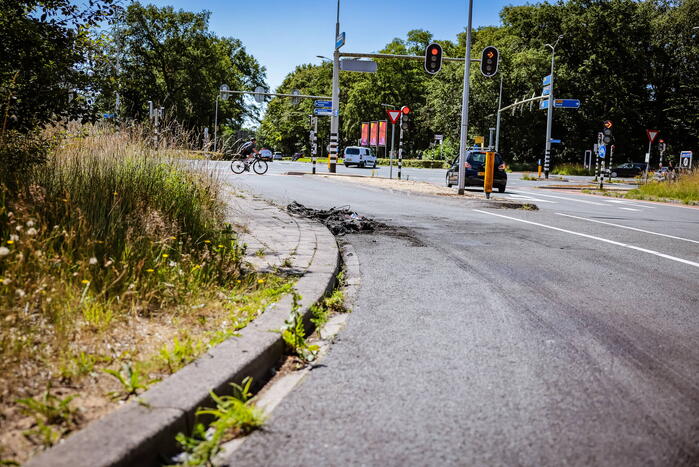 Auto met lachgastank volledig uitgebrand