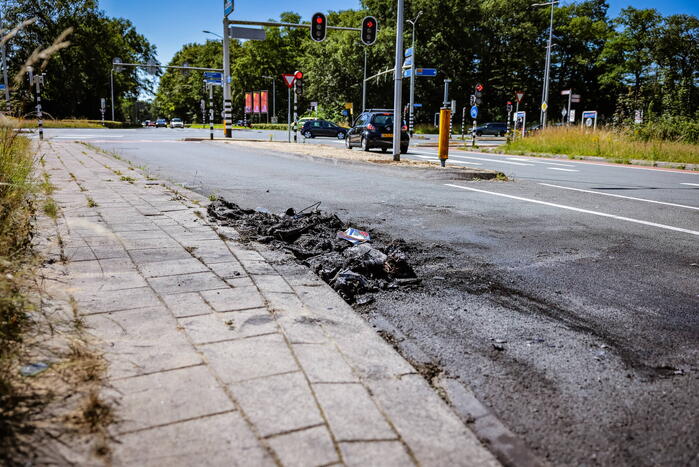 Auto met lachgastank volledig uitgebrand