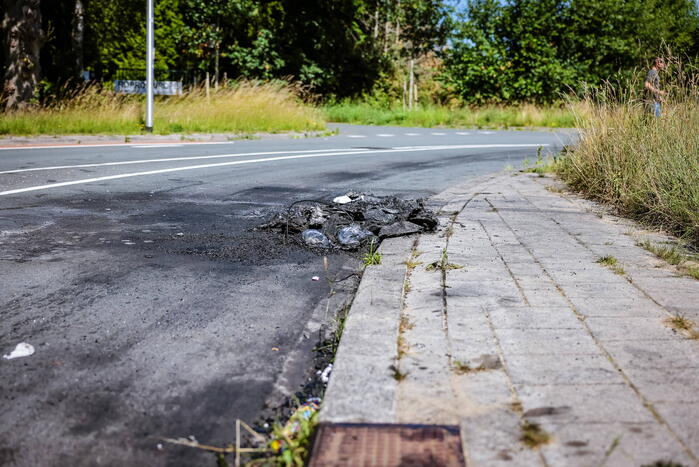 Auto met lachgastank volledig uitgebrand