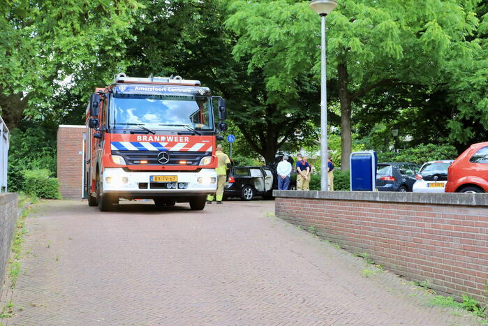 Geparkeerde personwagen vliegt in brand