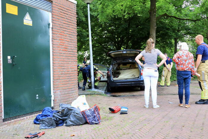 Geparkeerde personwagen vliegt in brand