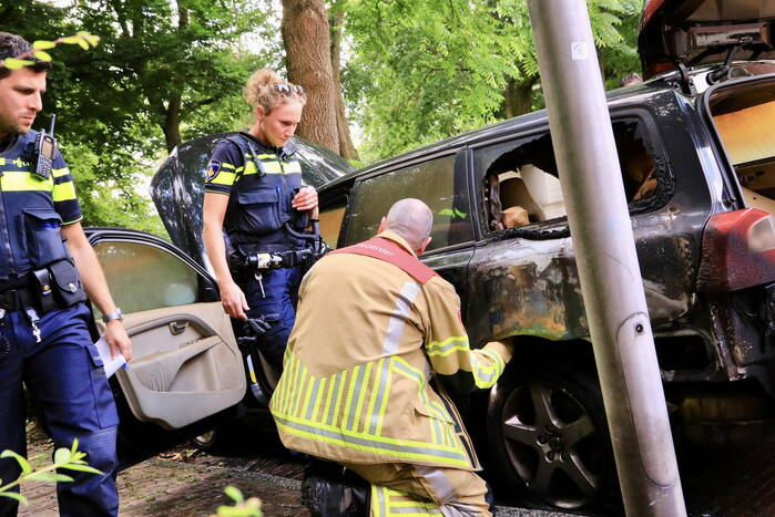 Geparkeerde personwagen vliegt in brand