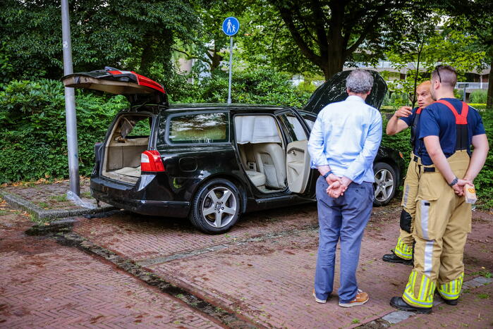 Geparkeerde personwagen vliegt in brand