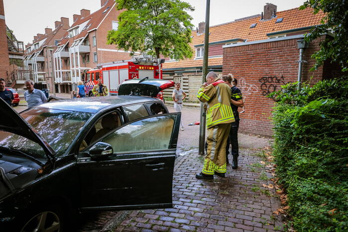 Geparkeerde personwagen vliegt in brand