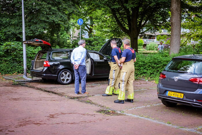 Geparkeerde personwagen vliegt in brand
