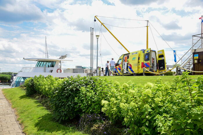Traumahelikopter landt voor incident op partyschip