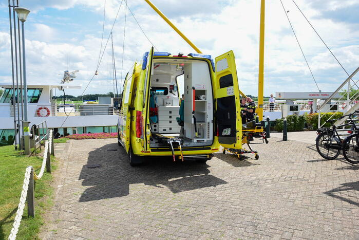 Traumahelikopter landt voor incident op partyschip