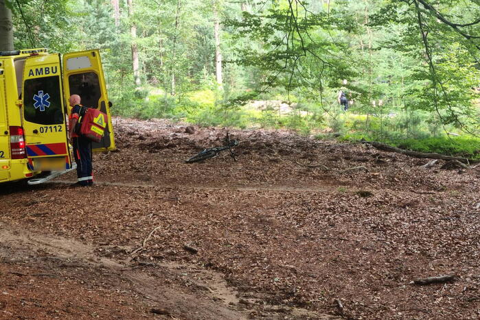 Mountainbiker gaat hard onderuit in bos