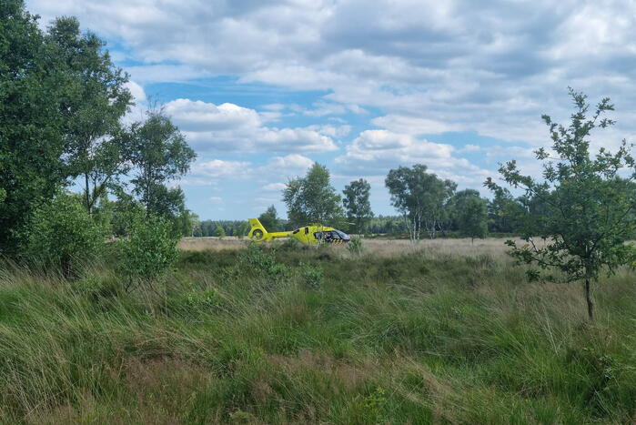 Mountainbiker gaat hard onderuit in bos