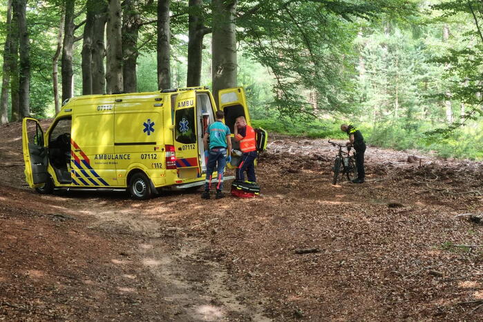 Mountainbiker gaat hard onderuit in bos
