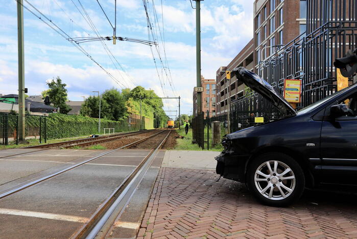 Automobilist rijdt tegen rijdende trein