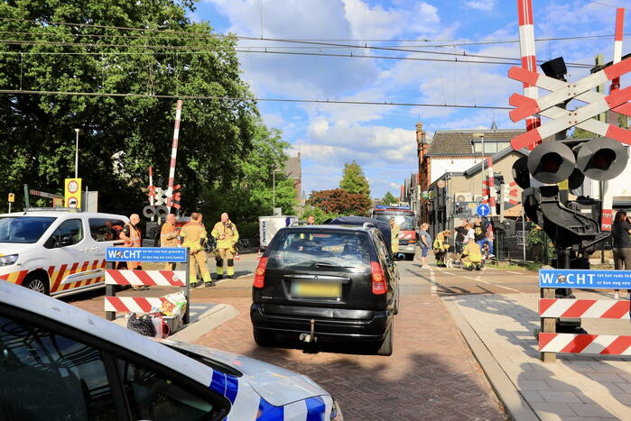 Automobilist rijdt tegen rijdende trein