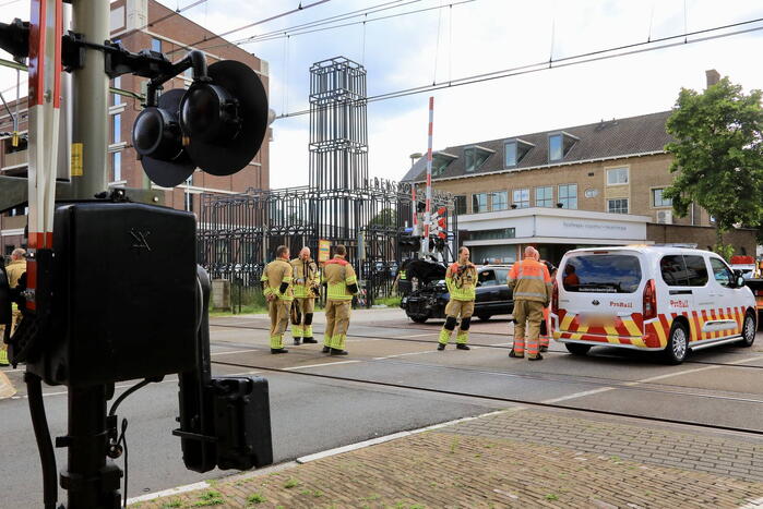 Automobilist rijdt tegen rijdende trein