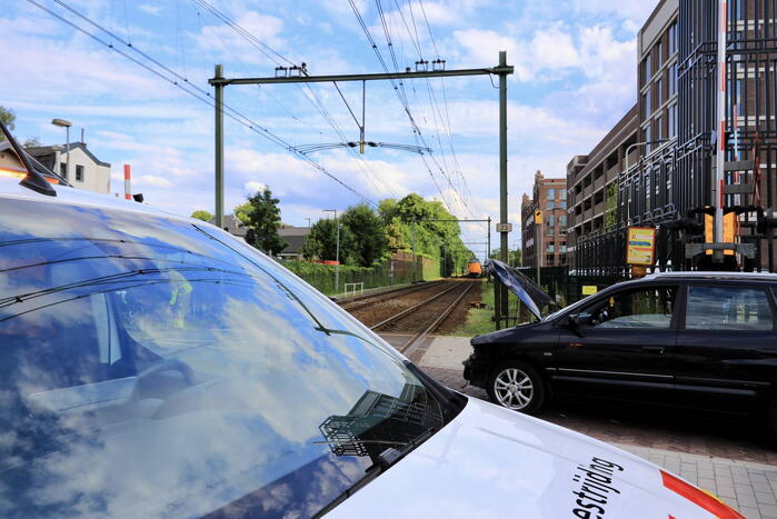 Automobilist rijdt tegen rijdende trein