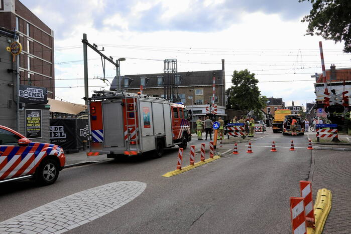 Automobilist rijdt tegen rijdende trein