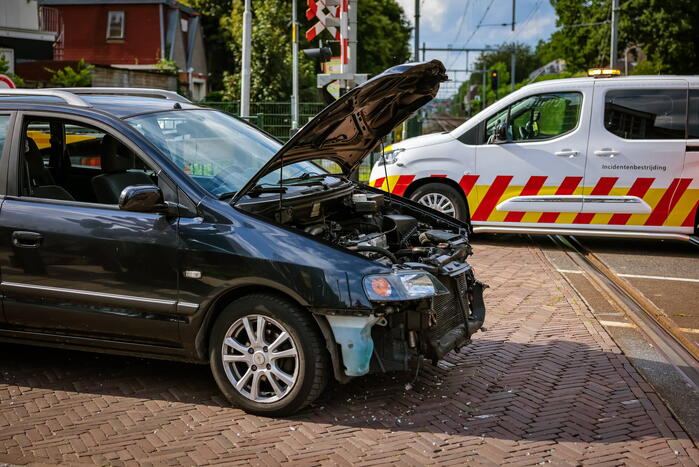 Automobilist rijdt tegen rijdende trein