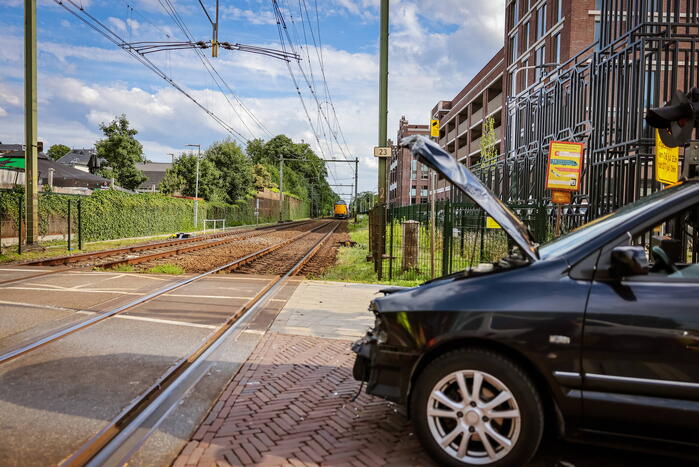 Automobilist rijdt tegen rijdende trein