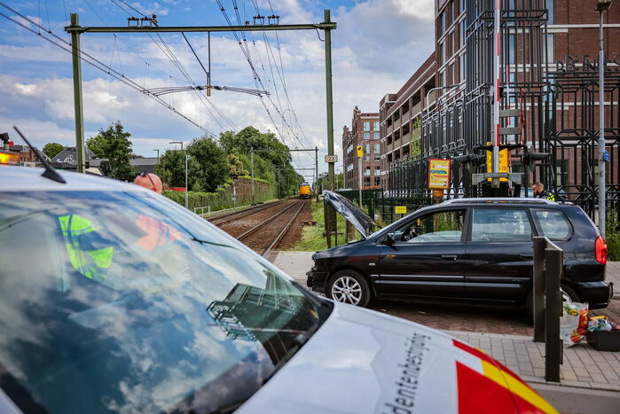 Automobilist rijdt tegen rijdende trein