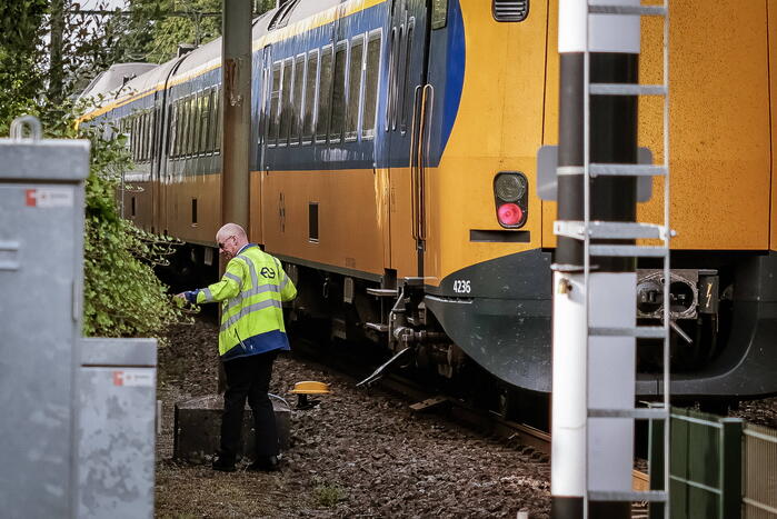 Automobilist rijdt tegen rijdende trein