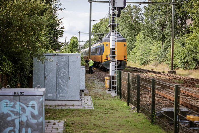 Automobilist rijdt tegen rijdende trein