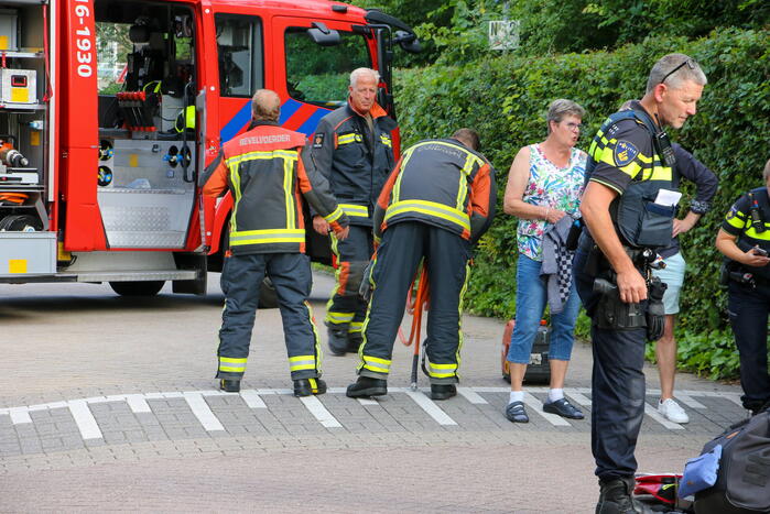 Jonge dame met voet vast in fietswiel