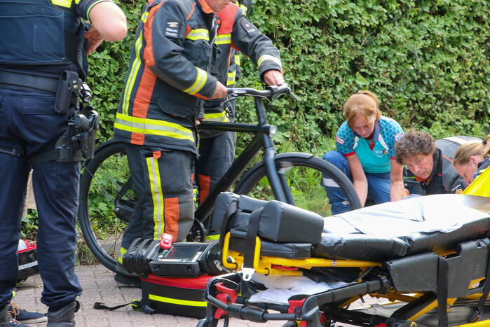 Jonge dame met voet vast in fietswiel