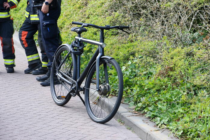 Jonge dame met voet vast in fietswiel