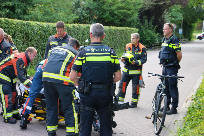 Jonge dame met voet vast in fietswiel