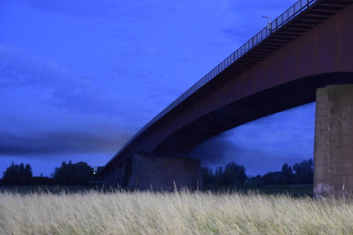 Weg afgesloten door brandende hoogwerker