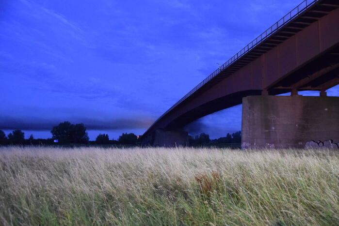 Weg afgesloten door brandende hoogwerker