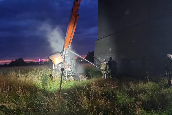 Weg afgesloten door brandende hoogwerker
