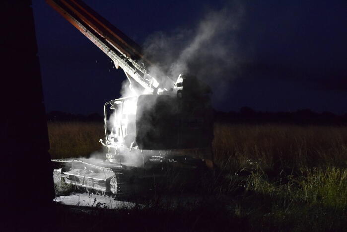 Weg afgesloten door brandende hoogwerker