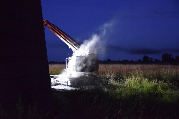 Weg afgesloten door brandende hoogwerker