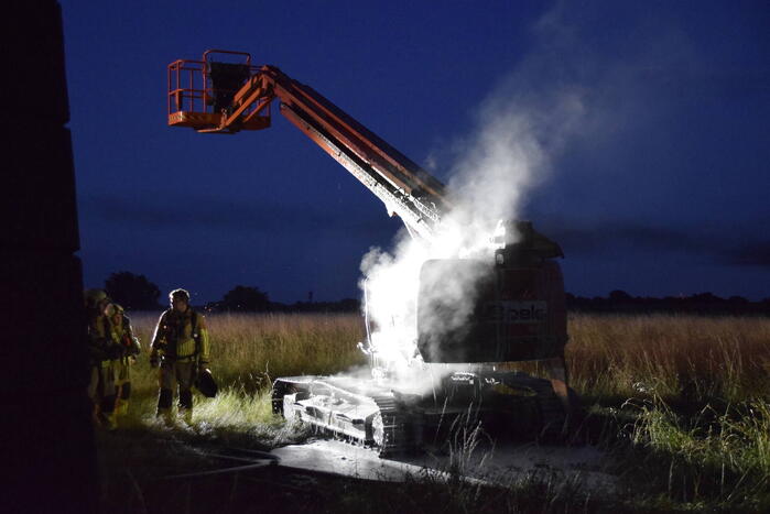 Weg afgesloten door brandende hoogwerker