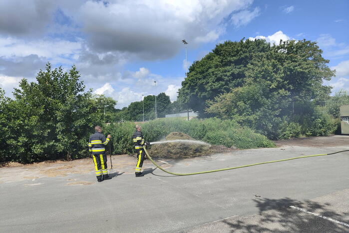 Brandweer blust brand in buitenruimte