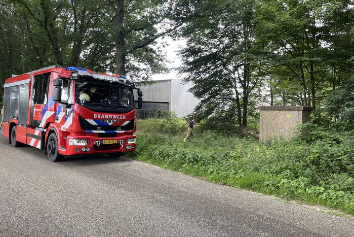 Brandweerlieden blussen brand in buitengebied
