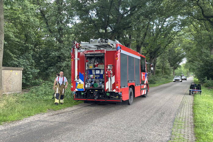 Brandweerlieden blussen brand in buitengebied