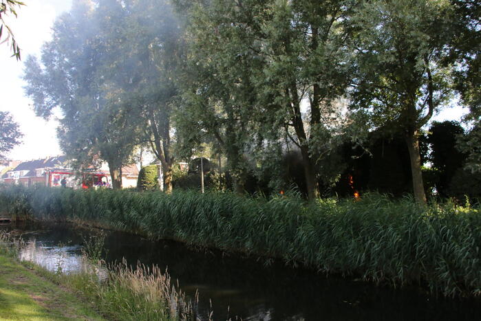 Coniferenhaag in brand door vuurwerk