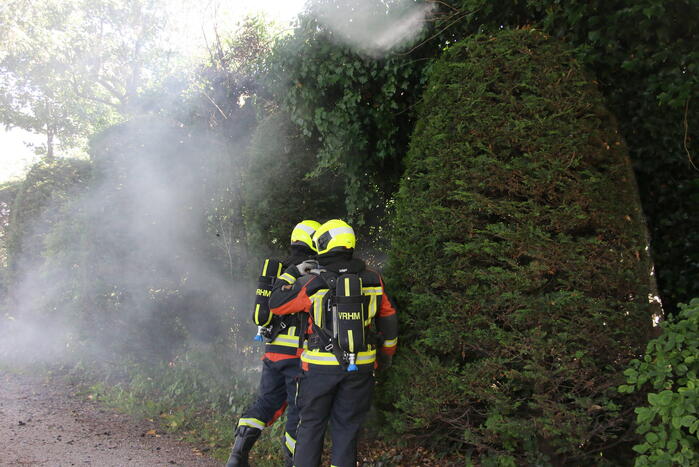 Coniferenhaag in brand door vuurwerk
