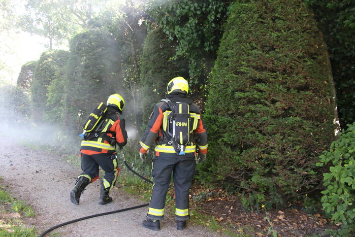 Coniferenhaag in brand door vuurwerk
