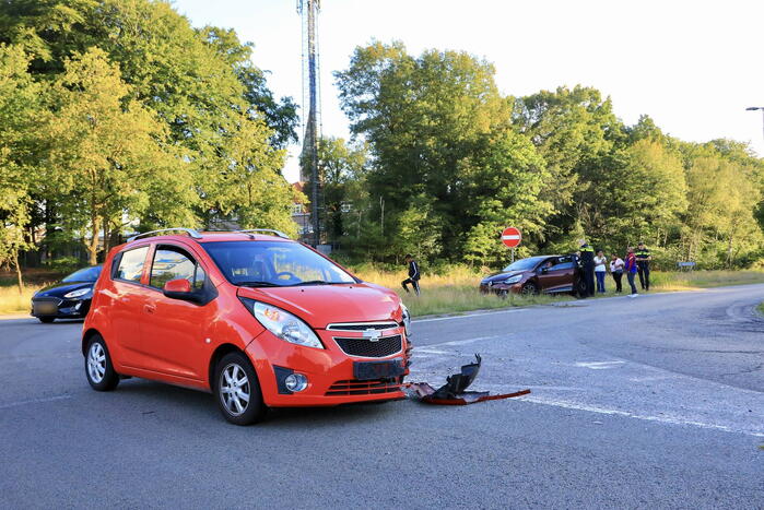 Twee auto's botsen door te hoog gras
