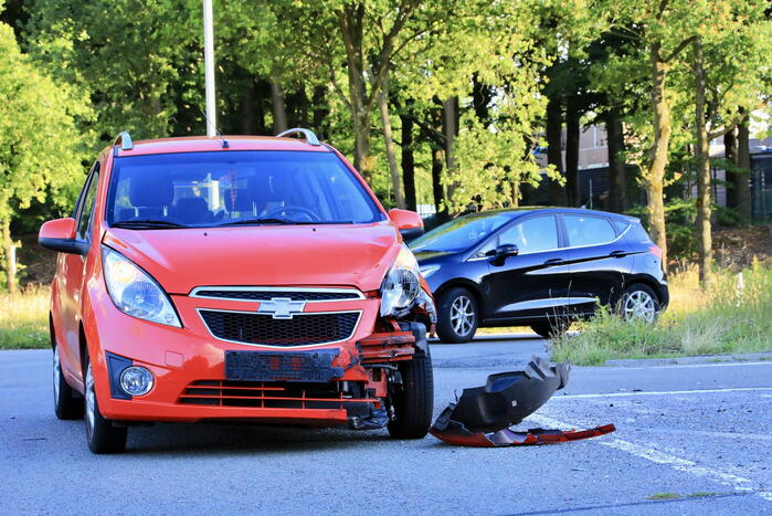 Twee auto's botsen door te hoog gras